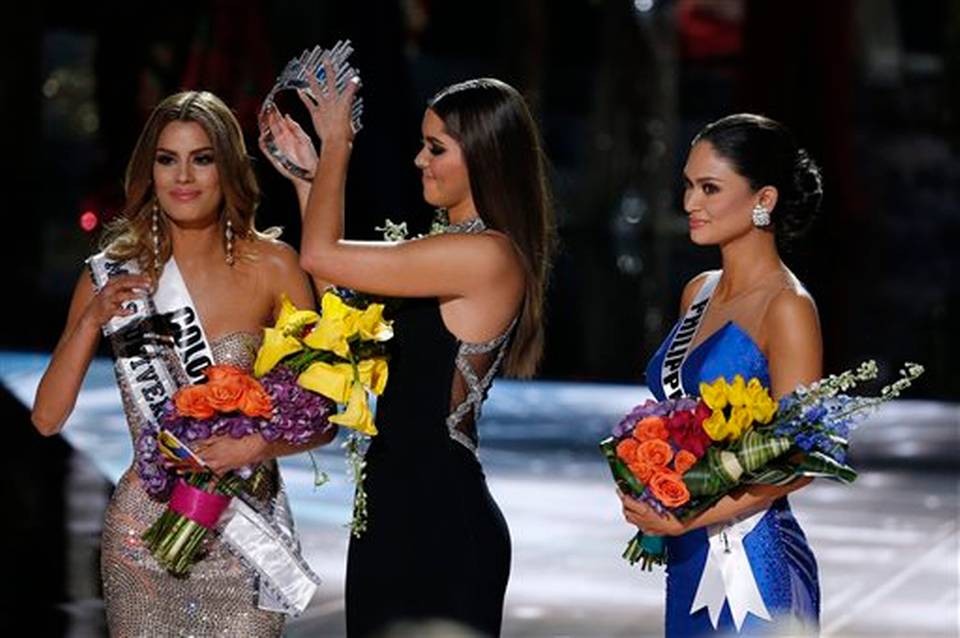 WATCH: Steve Harvey Messes Up And Crowns The Wrong Miss Universe Winner ...